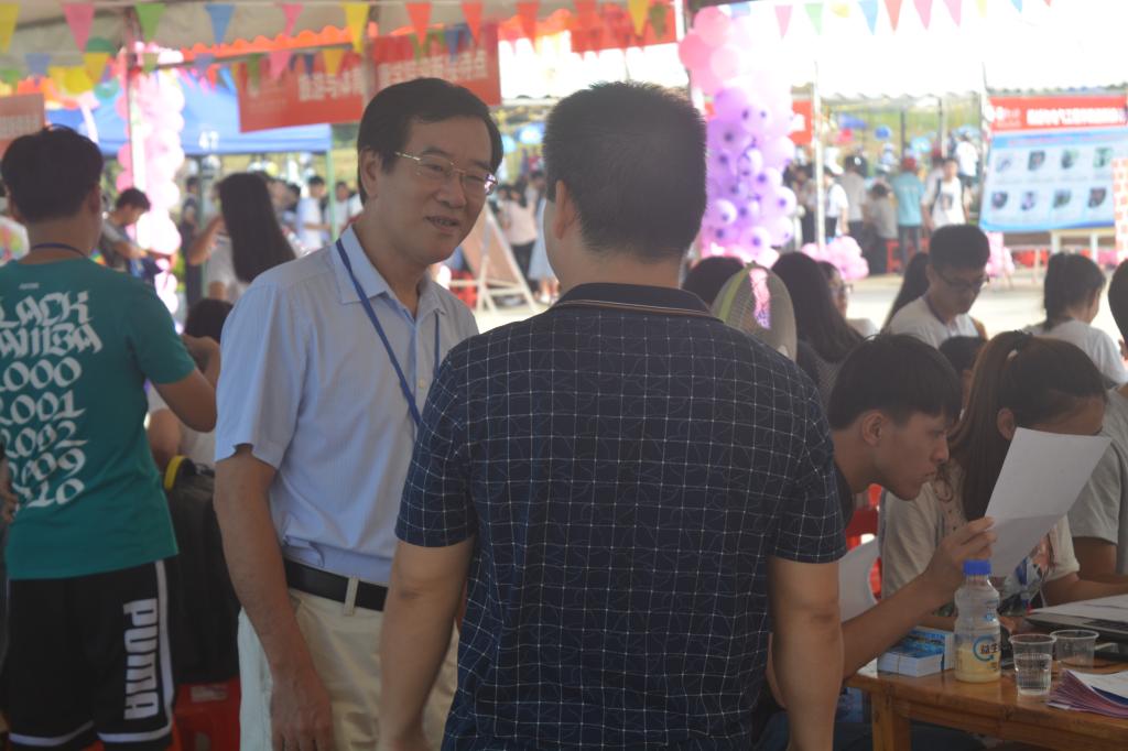 公司党总支书记陈勇与员工家长亲切交谈