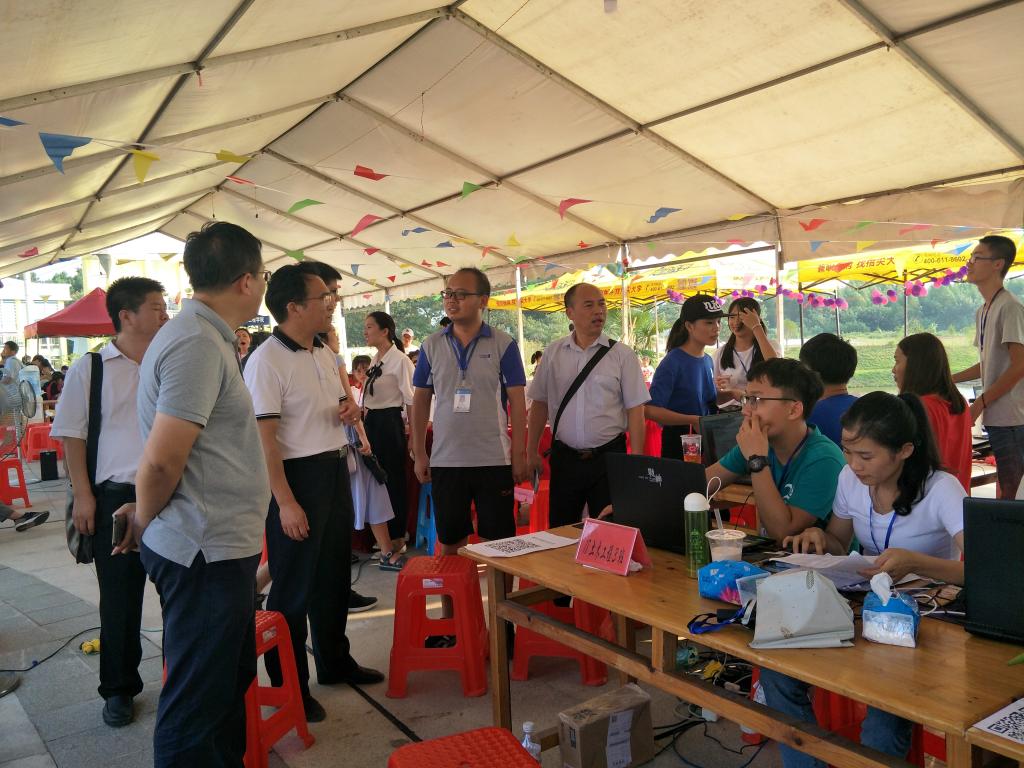 党委副书记毛芳才到接待点指导工作