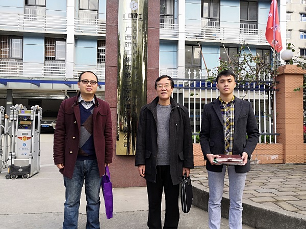 与毕业生余凤鸣合影