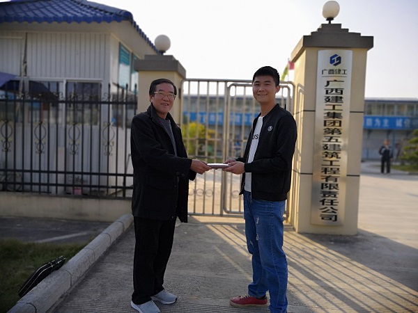 向毕业生徐伟强赠送纪念品