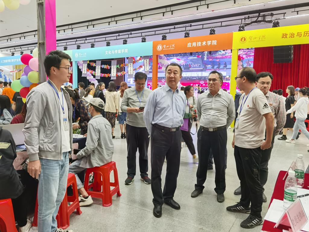 校领导到公司迎新点指导